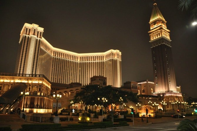 Exploring the Luxurious Amenities of the Biggest Casinos